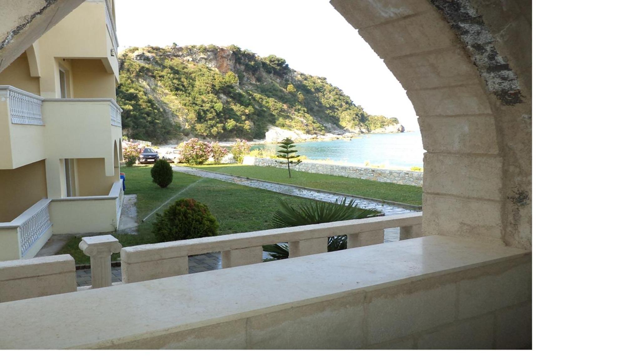 Castle Hotel Himare Exterior photo