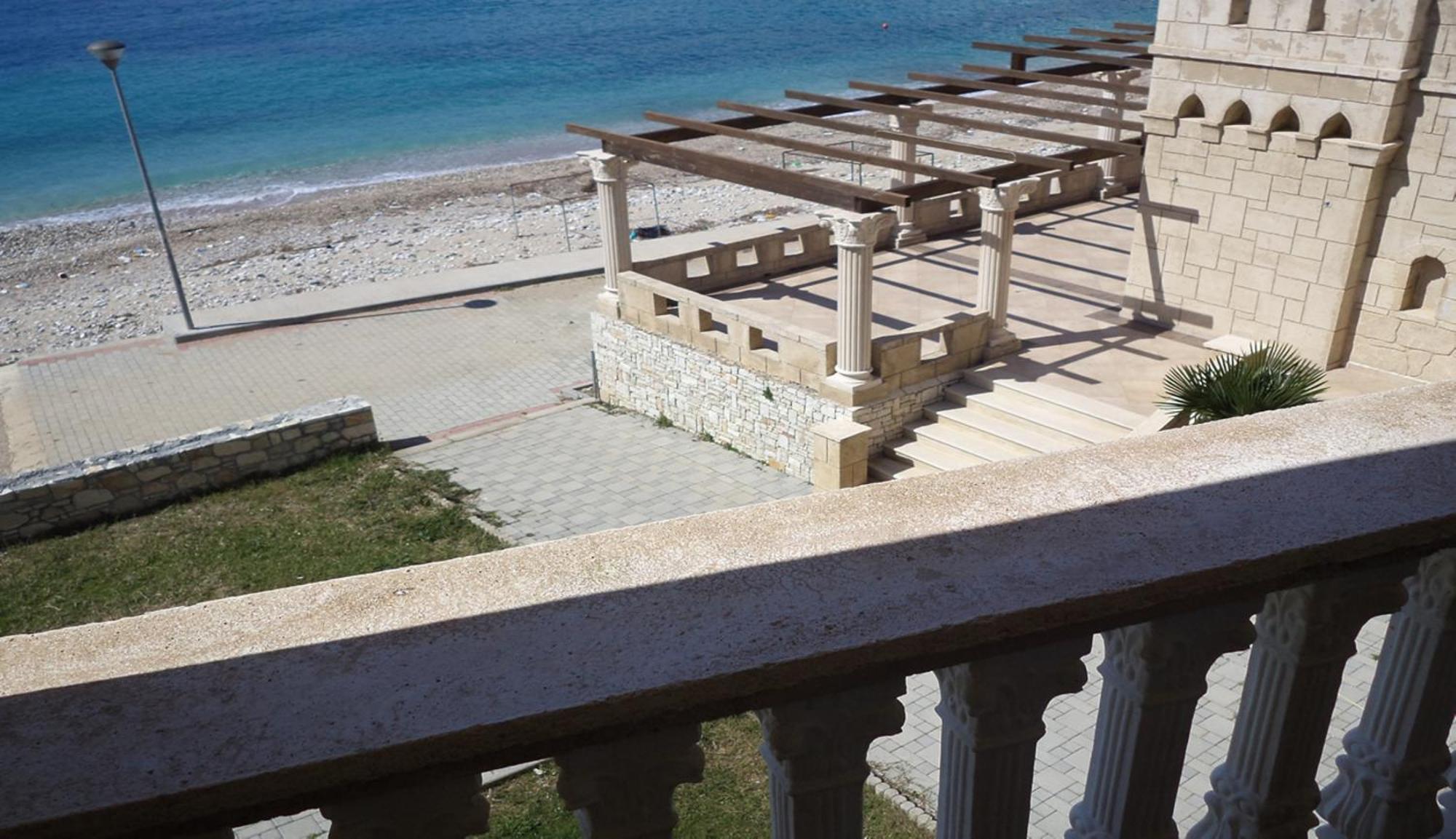 Castle Hotel Himare Exterior photo
