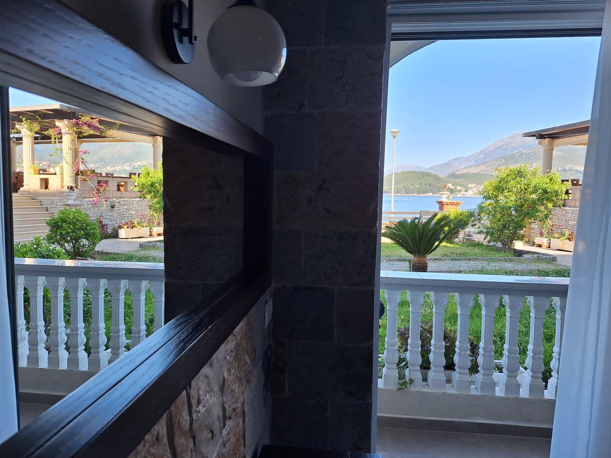 Castle Hotel Himare Exterior photo