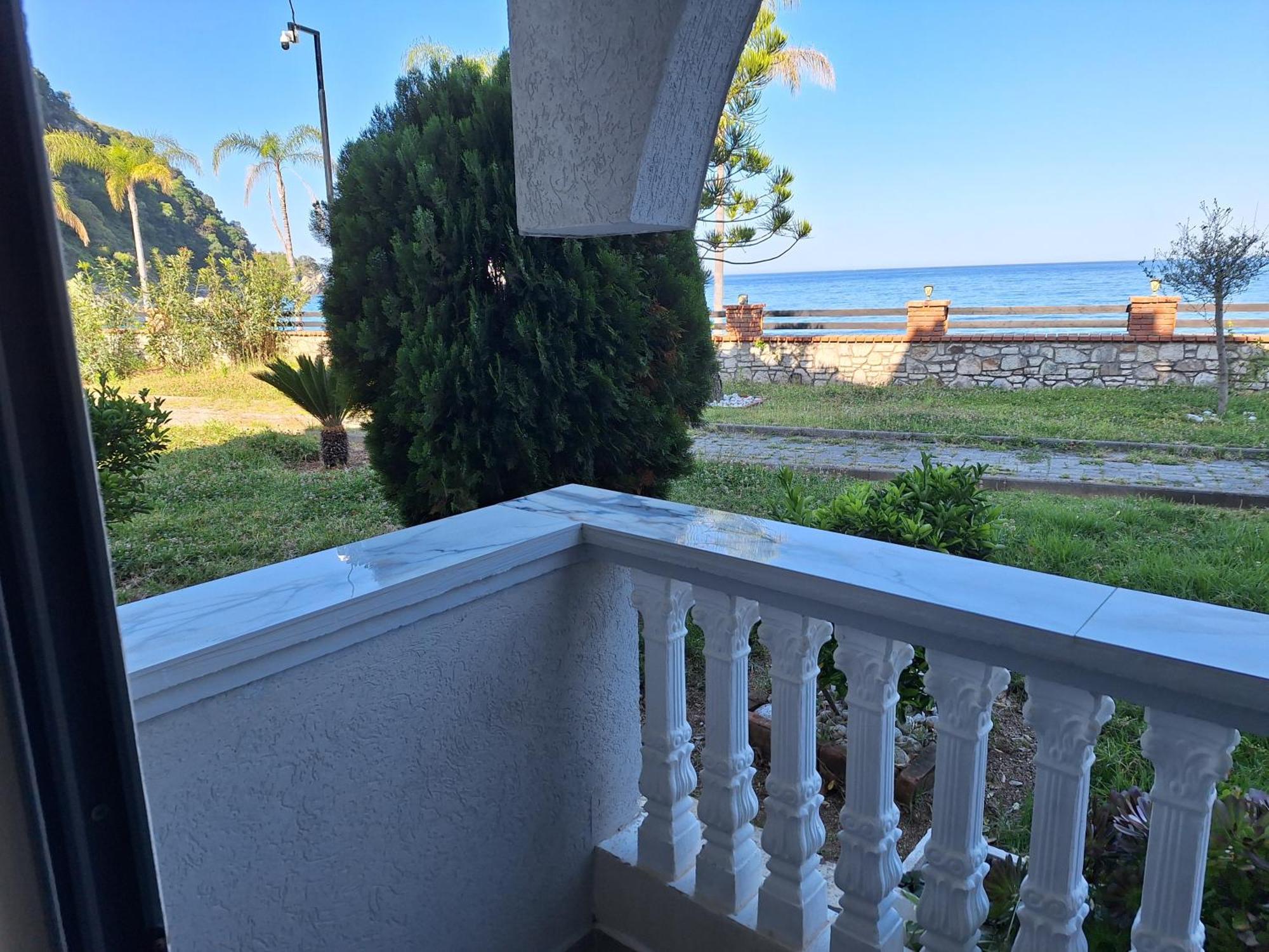Castle Hotel Himare Exterior photo