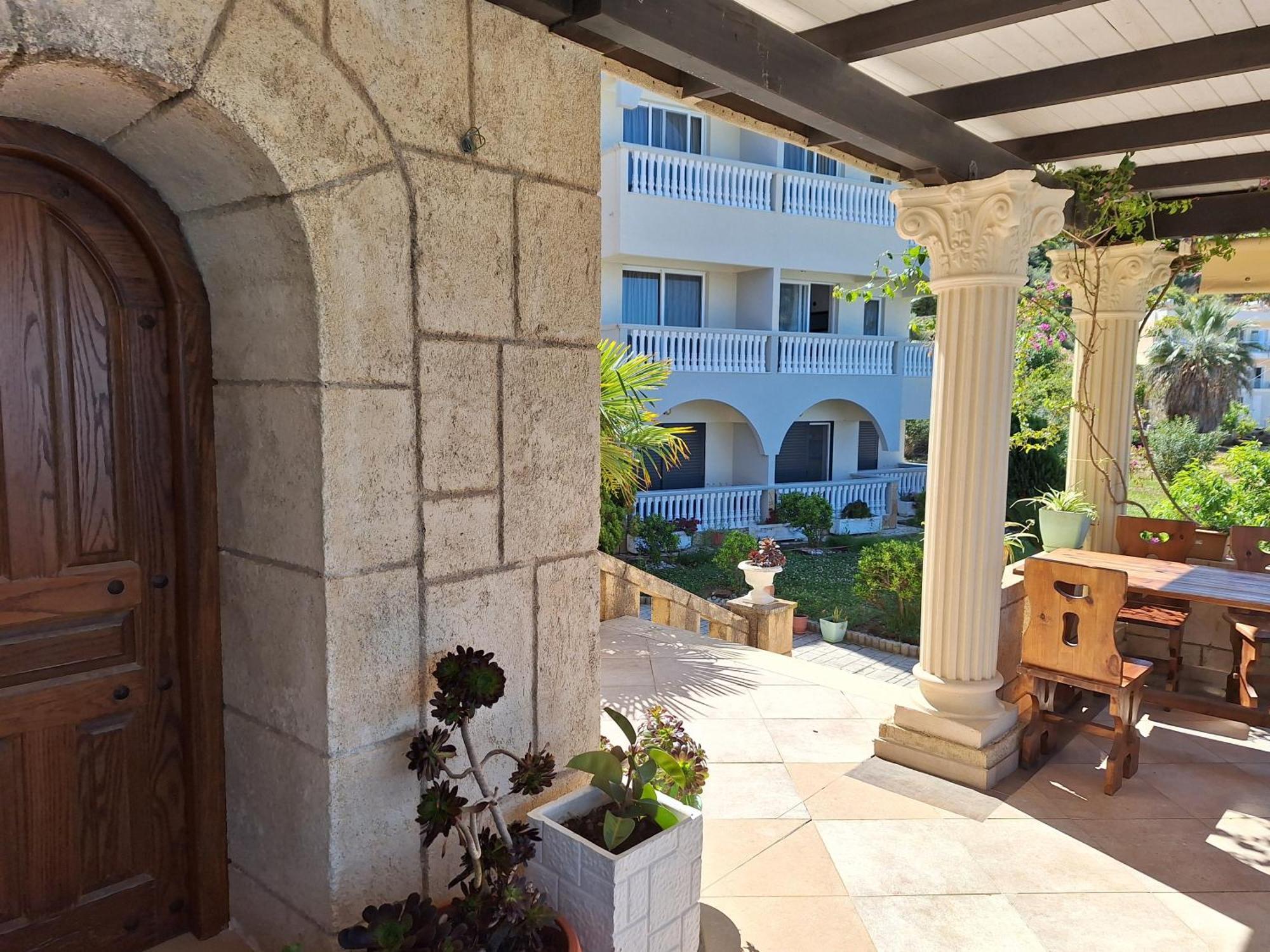 Castle Hotel Himare Exterior photo