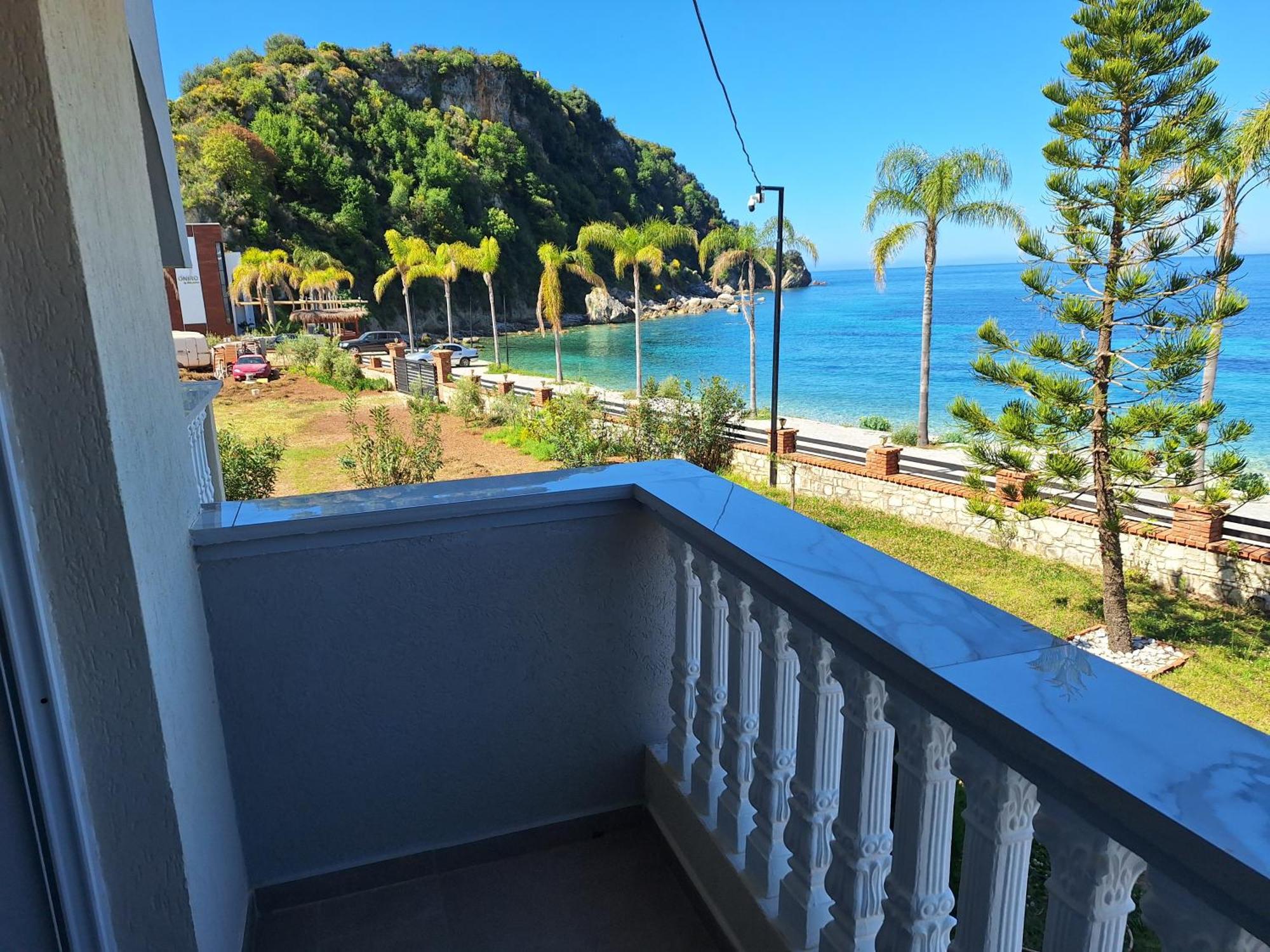 Castle Hotel Himare Exterior photo