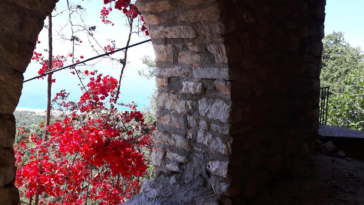 Castle Hotel Himare Exterior photo