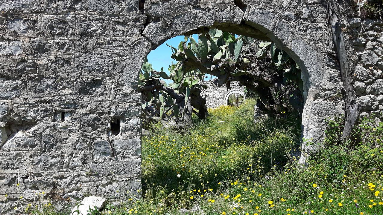 Castle Hotel Himare Exterior photo