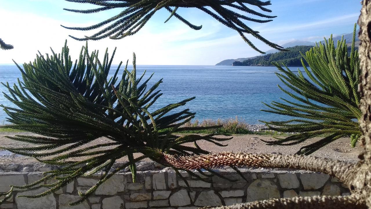 Castle Hotel Himare Exterior photo