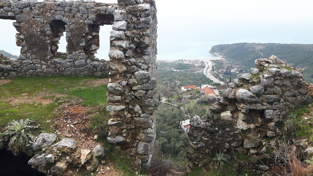 Castle Hotel Himare Exterior photo