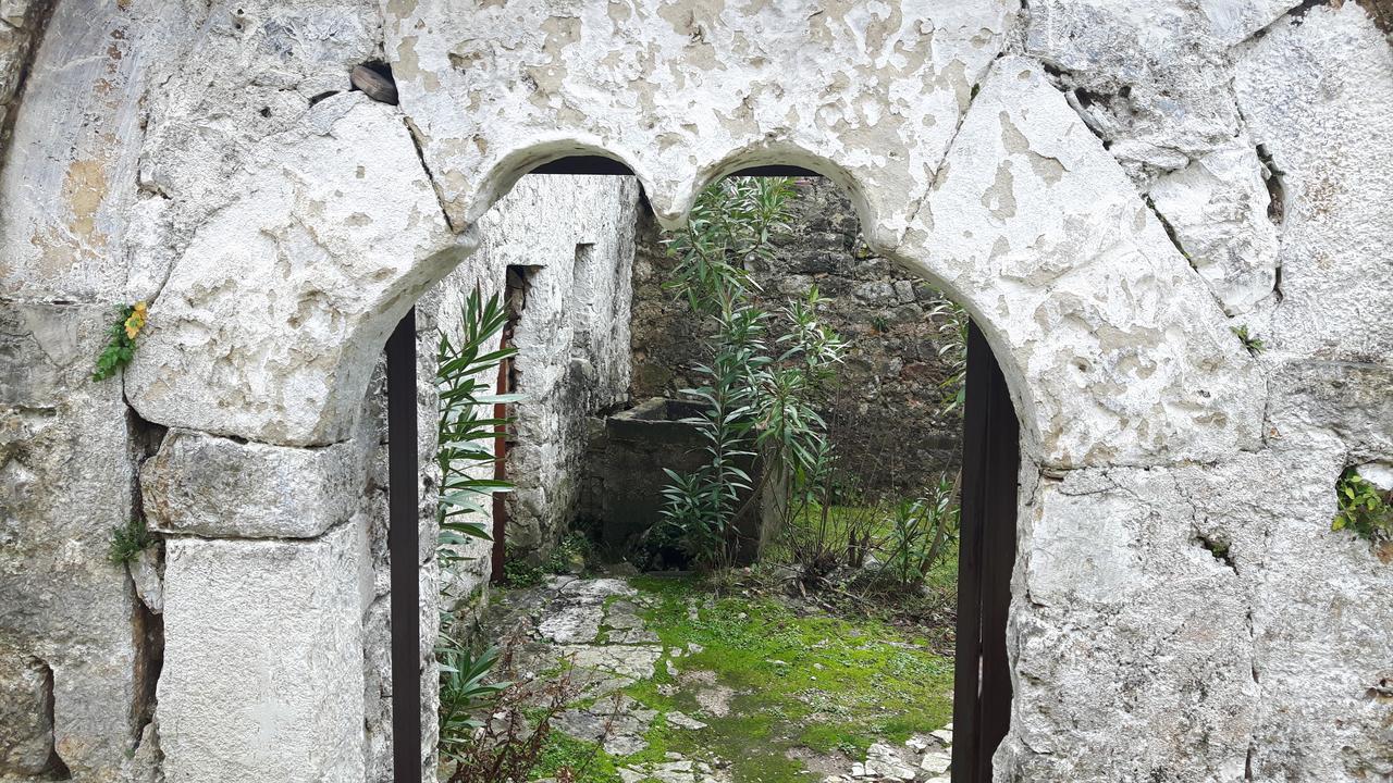 Castle Hotel Himare Exterior photo